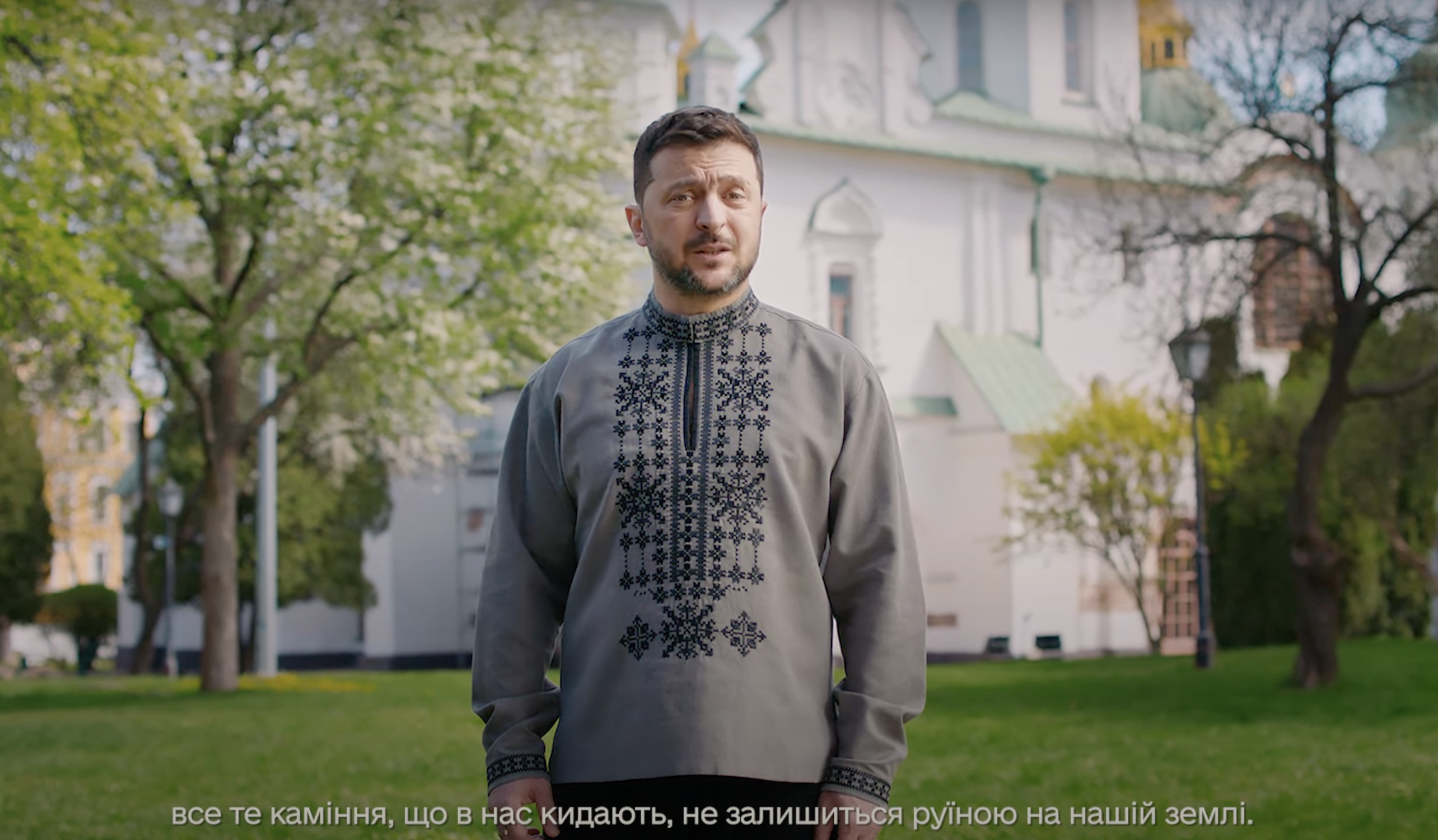 Зеленський привітав українців із Великоднем у символічній вишиванці (фото)